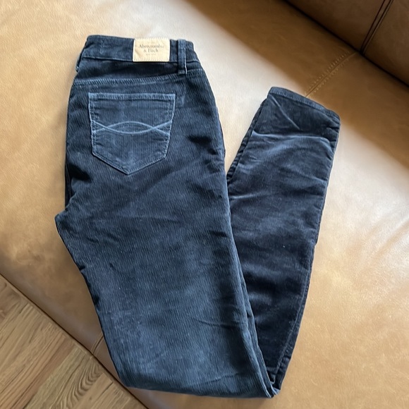Abercrombie and Fitch corduroy, black wash, low rise size 2/w26. - Picture 3 of 6